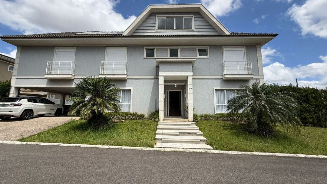 Fachada da casa onde acontece a Churrascada do Arrematador, no Condomínio Greenwich Park em Santa Felicidade, Curitiba
